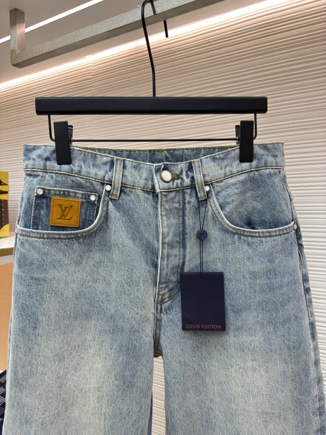 LOUIS VUITTON patch letter jeans ●Authentic product: 10800 purchase and development ●Item number: 1680027-B00 ●Fabric: denim fabric ●Technology: washed production ●Version: fitted version ●Weight: about 870 grams ●Size: 30-32-34-36 ●Description: Letters gold gold thread embroidered denim Brand presbyopia logo iconic pattern It has a strong street American style and is very chic. The whole piece is still the same loose version as always, which hides the flesh. The regular denim lapel design gives people a smart and generous look. Customized logo buttons and leather labels come with a full set of accessories. It is cool, stylish and fairy-like. It is also an absolute C-position piece and is highly recommended!  Very heavy work, exquisite details, special washing process, multiple washings can show the same perfect washing color effect as the original. The overall wiring is straight and delicate, the fabric is comfortable and soft, and the color is consistent without color difference. It can be matched with the same style to create a fashionable look and control various occasions. Customized accessories, complete with three standards, same style for men and women!